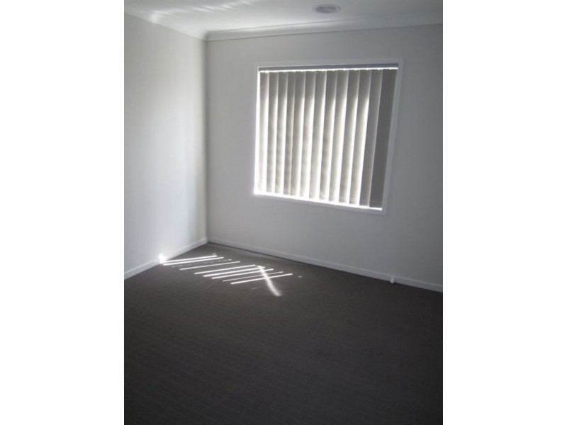 6 Jutland Close, Clyde North VIC 3978