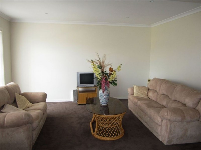 72 Mountainview Blvd, Cranbourne North VIC 3977