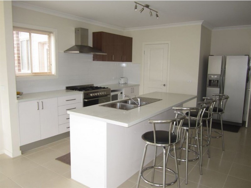 72 Mountainview Blvd, Cranbourne North VIC 3977