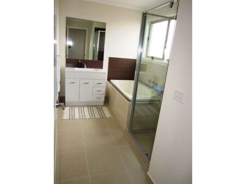 72 Mountainview Blvd, Cranbourne North VIC 3977