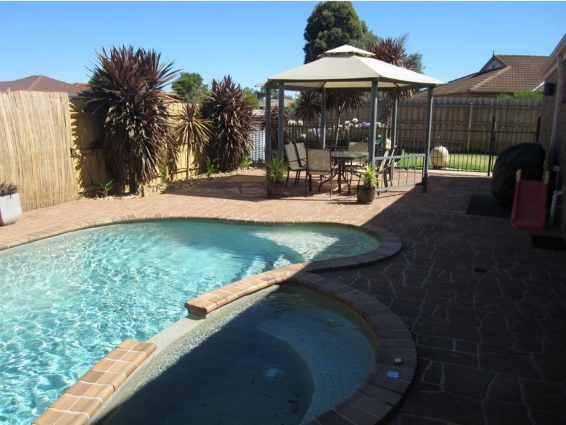 72 Strathaird Drive, Narre Warren South VIC 3805