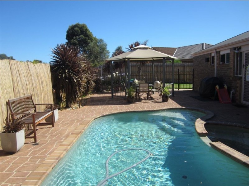 72 Strathaird Drive, Narre Warren South VIC 3805