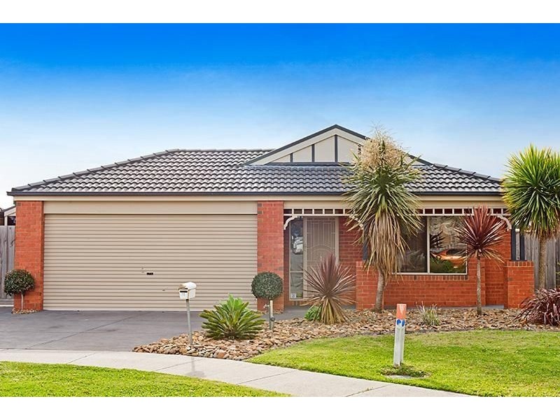 11 Bronson Circuit, Cranbourne North VIC 3977