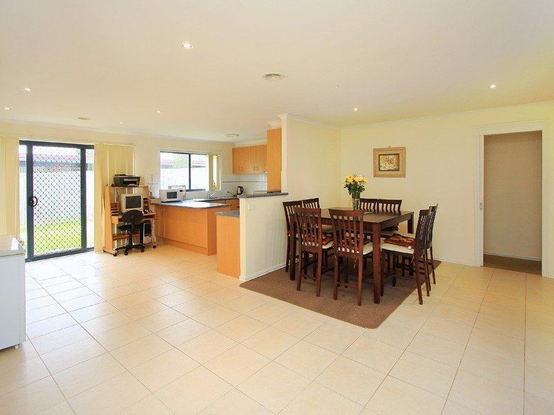 2 Windsor Grange Court, Skye VIC 3977