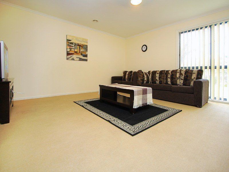 2 Windsor Grange Court, Skye VIC 3977