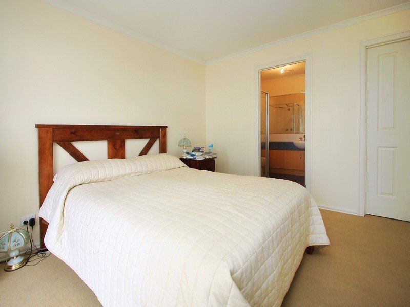 2 Windsor Grange Court, Skye VIC 3977