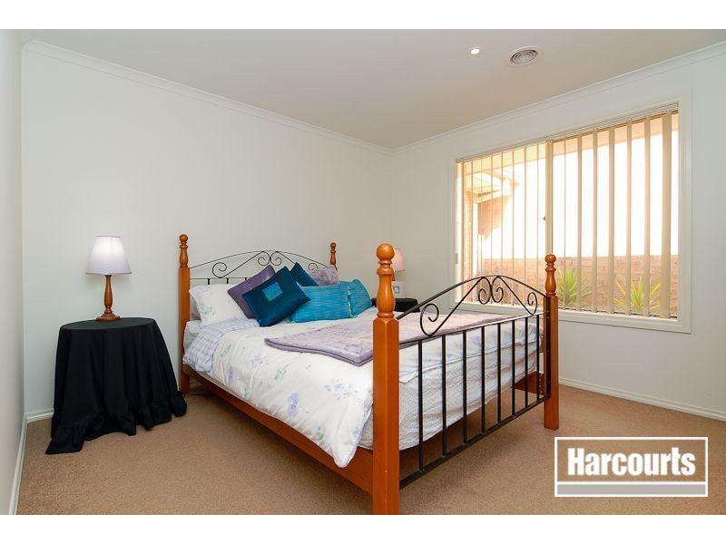 16 Meadowlands Way, Berwick VIC 3806