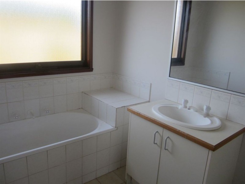 1/2 Godwin Avenue, Narre Warren VIC 3805