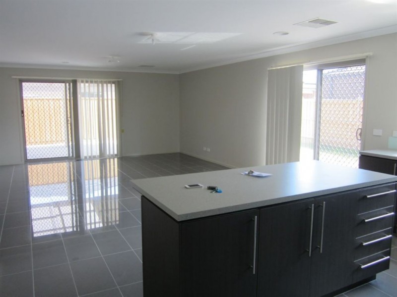 10 Burford Way, Cranbourne North VIC 3977