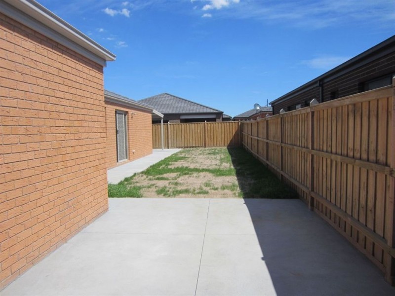 10 Burford Way, Cranbourne North VIC 3977