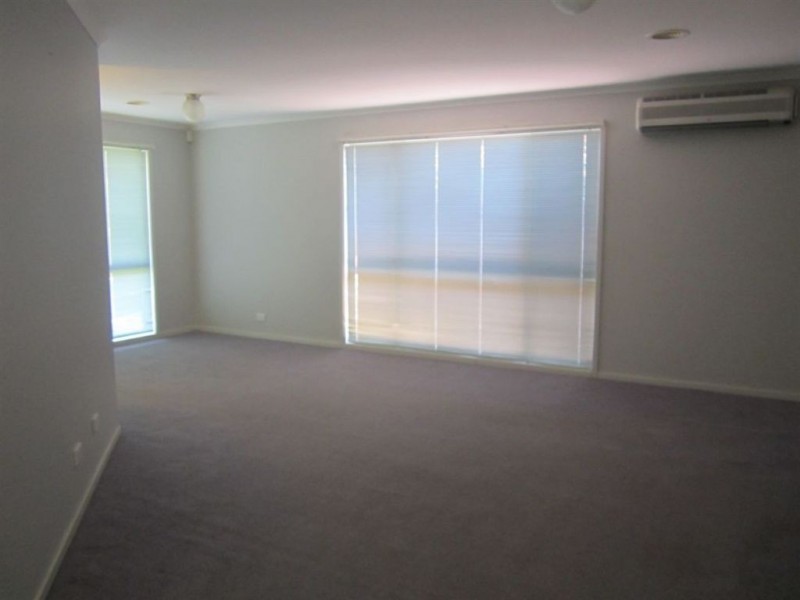 33 Amberly Park Drive, Narre Warren South VIC 3805