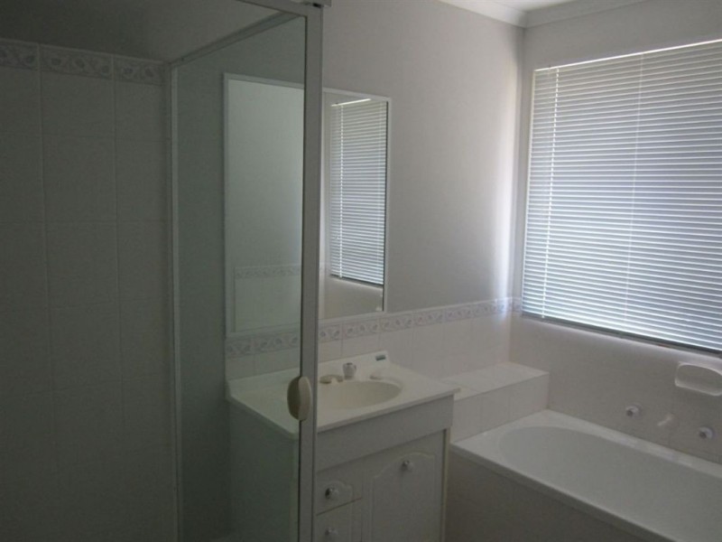 33 Amberly Park Drive, Narre Warren South VIC 3805