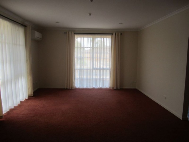 33 Courtenay Avenue, Cranbourne North VIC 3977