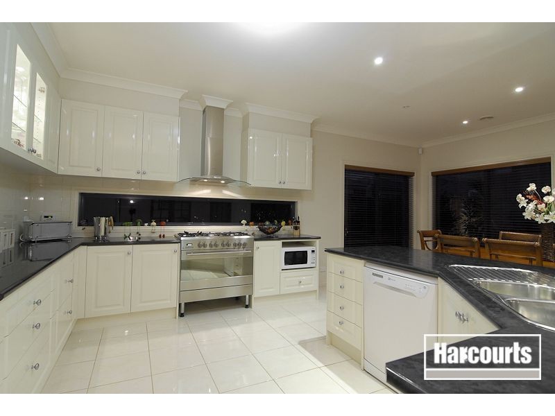 10 Tusmore Grove, Cranbourne North VIC 3977