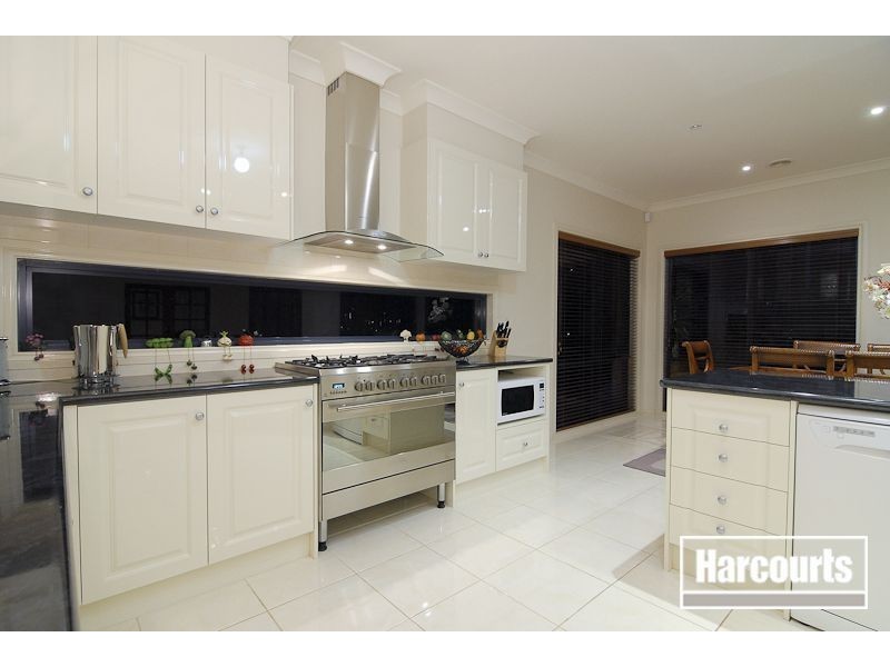 10 Tusmore Grove, Cranbourne North VIC 3977
