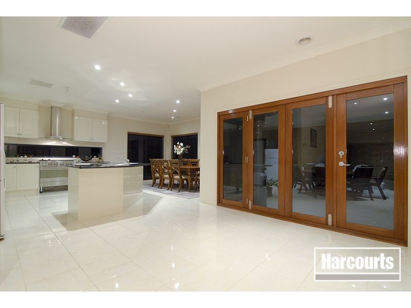 10 Tusmore Grove, Cranbourne North VIC 3977