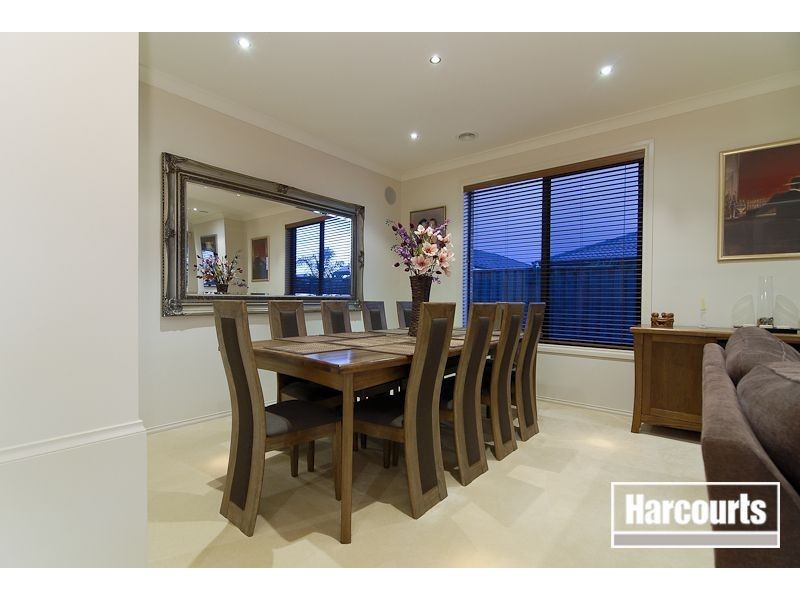 10 Tusmore Grove, Cranbourne North VIC 3977