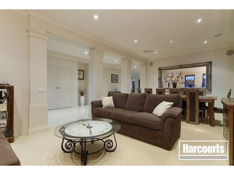 10 Tusmore Grove, Cranbourne North VIC 3977