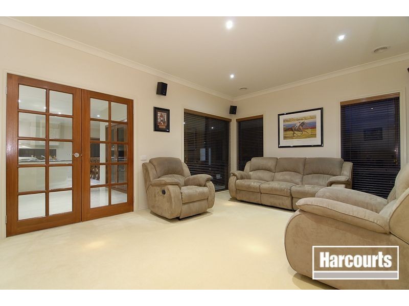 10 Tusmore Grove, Cranbourne North VIC 3977
