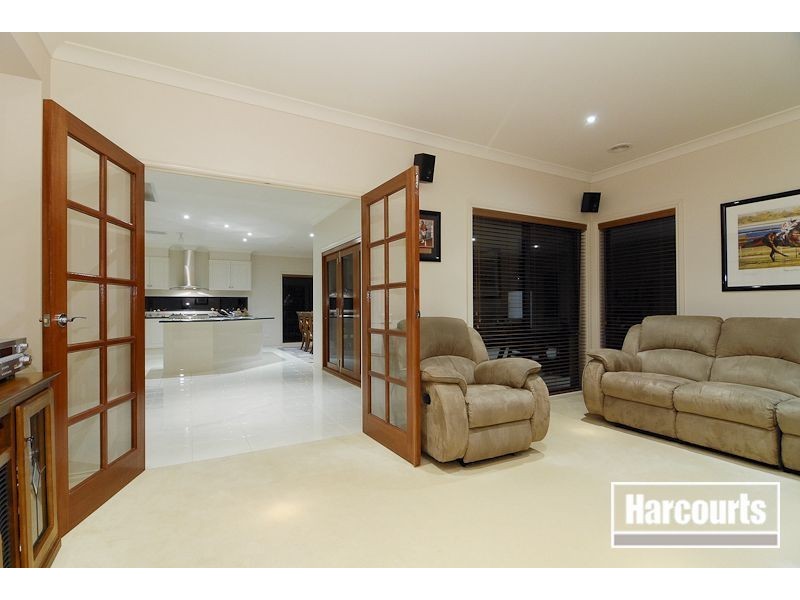 10 Tusmore Grove, Cranbourne North VIC 3977