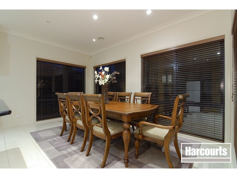 10 Tusmore Grove, Cranbourne North VIC 3977