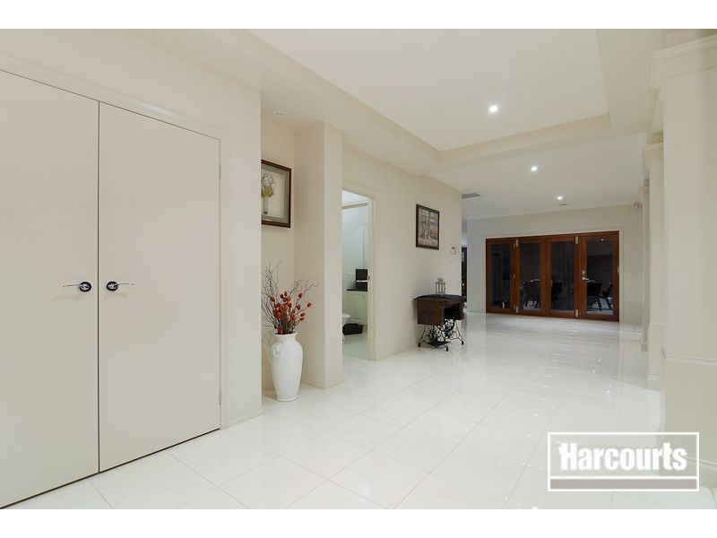 10 Tusmore Grove, Cranbourne North VIC 3977