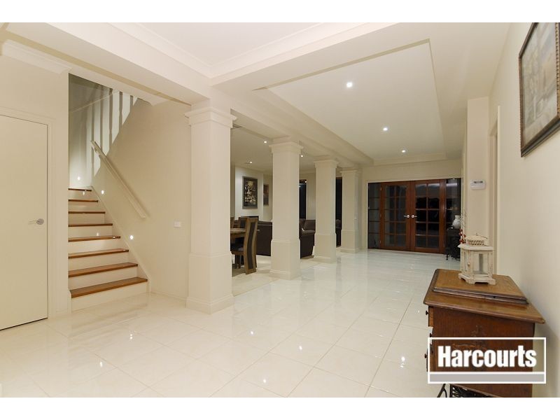 10 Tusmore Grove, Cranbourne North VIC 3977