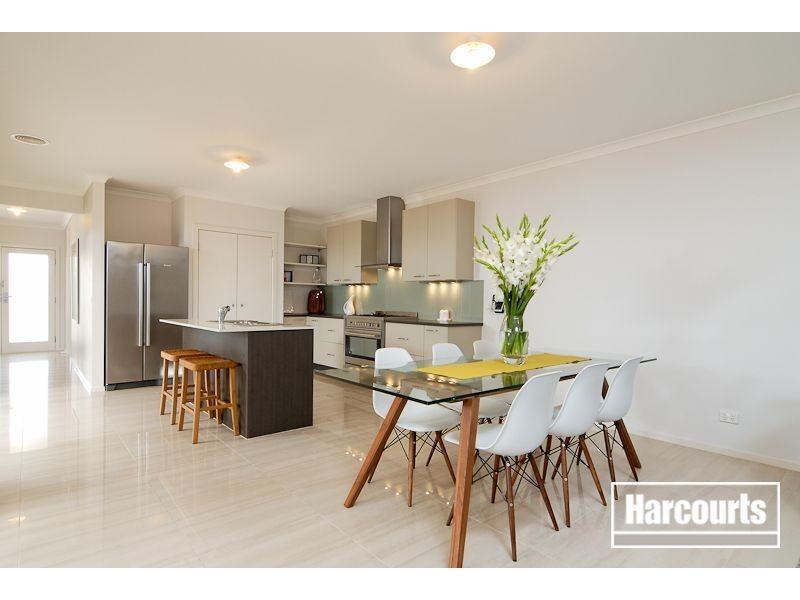 6 Frogmore Lane, Cranbourne North VIC 3977