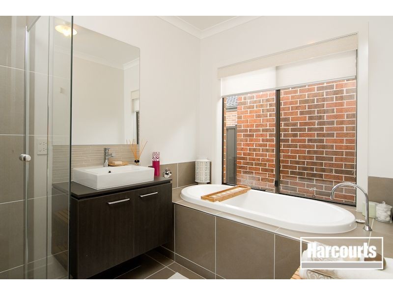 6 Frogmore Lane, Cranbourne North VIC 3977