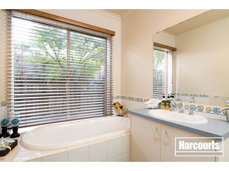 15 Blandford Crescent, Narre Warren South VIC 3805