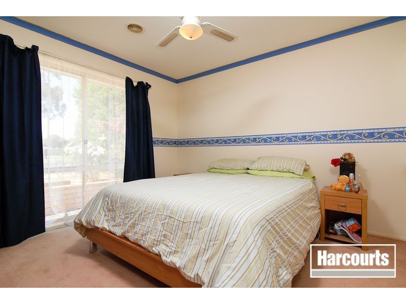 37 Scarborough Avenue, Cranbourne West VIC 3977