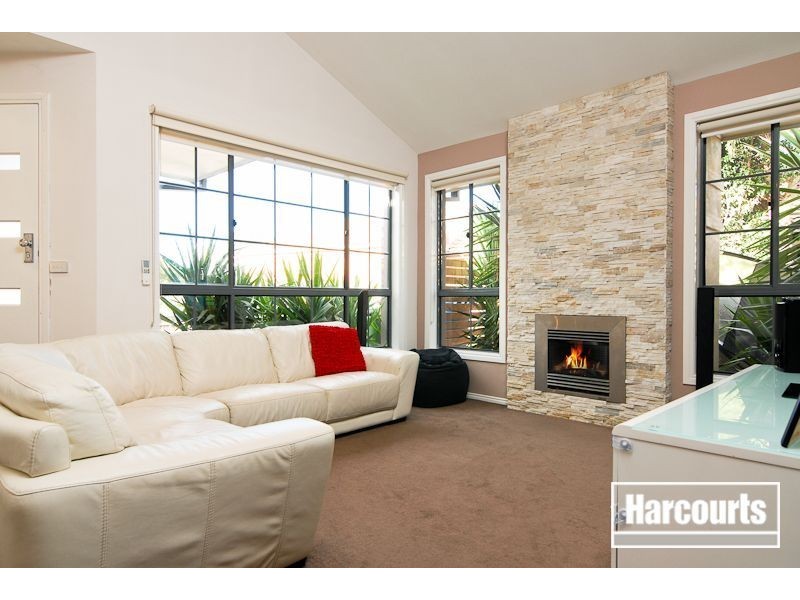 16 Loganberry Close, Cranbourne North VIC 3977