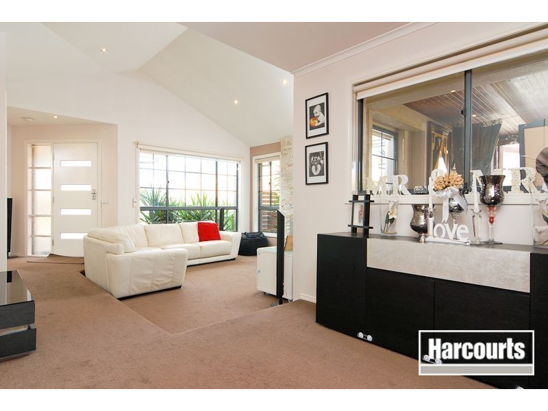 16 Loganberry Close, Cranbourne North VIC 3977