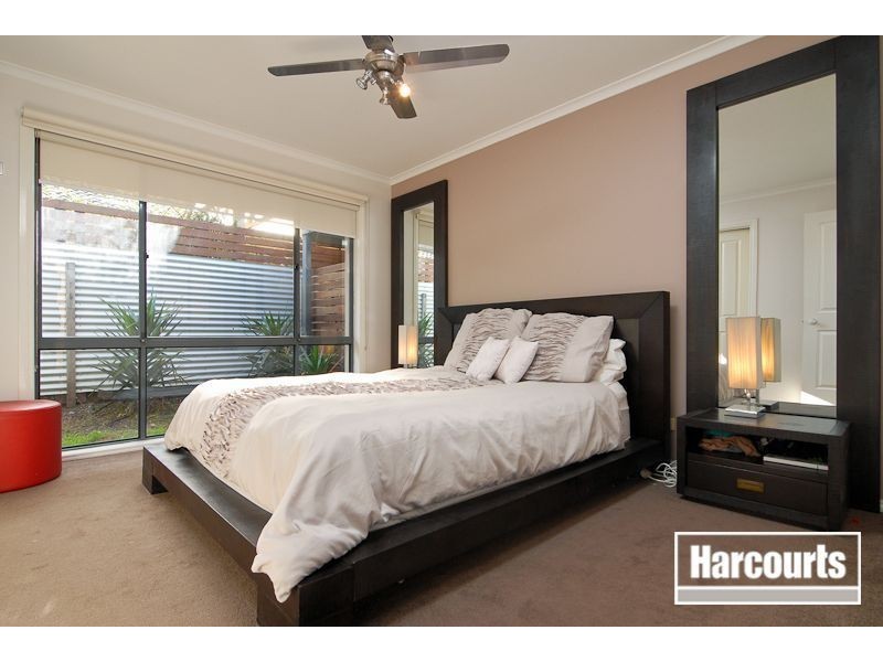 16 Loganberry Close, Cranbourne North VIC 3977