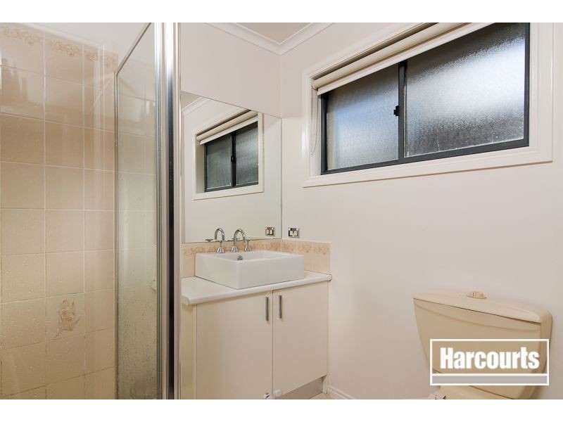 16 Loganberry Close, Cranbourne North VIC 3977