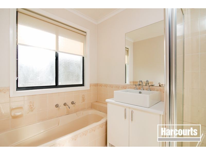 16 Loganberry Close, Cranbourne North VIC 3977