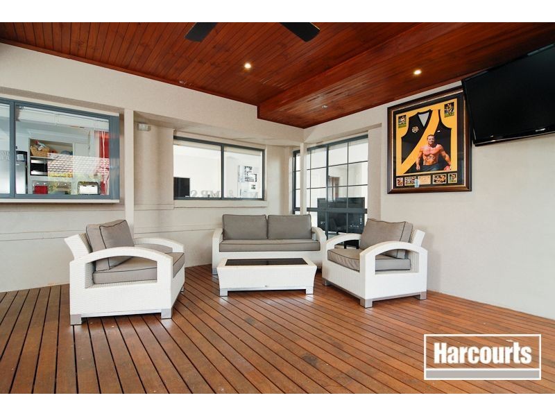 16 Loganberry Close, Cranbourne North VIC 3977