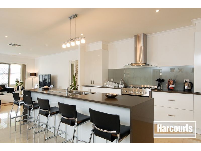 10 Stately Drive, Cranbourne East VIC 3977