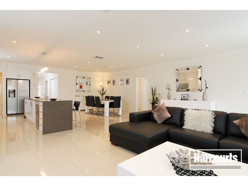 10 Stately Drive, Cranbourne East VIC 3977