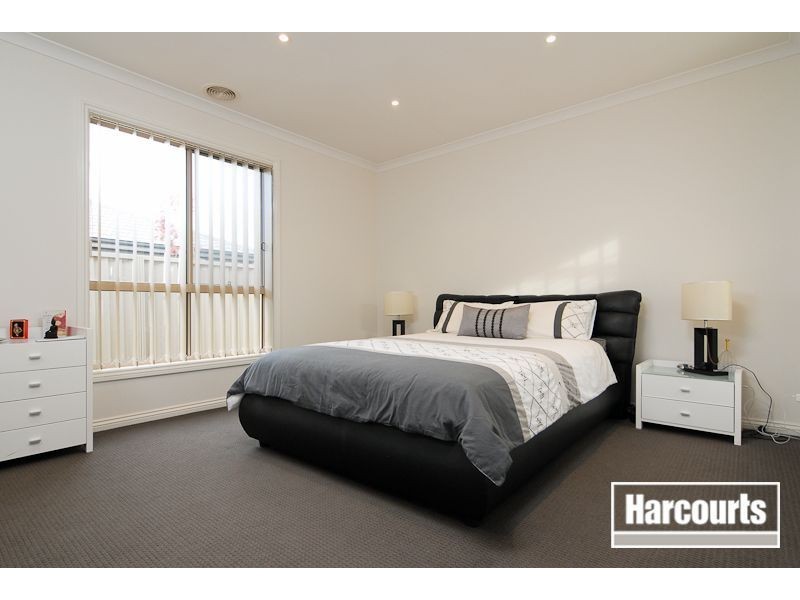 10 Stately Drive, Cranbourne East VIC 3977