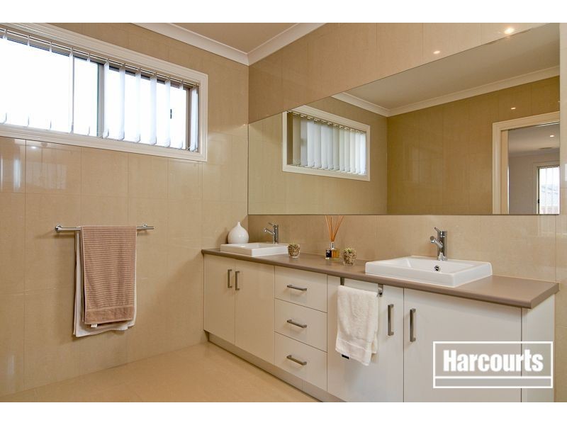 10 Stately Drive, Cranbourne East VIC 3977