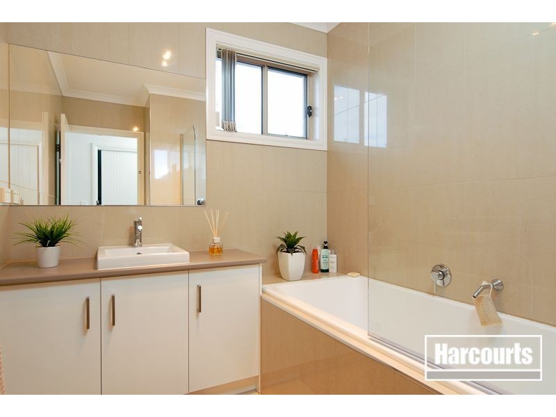 10 Stately Drive, Cranbourne East VIC 3977