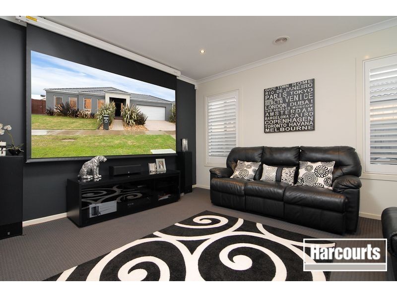 4 Howe Way, Cranbourne East VIC 3977