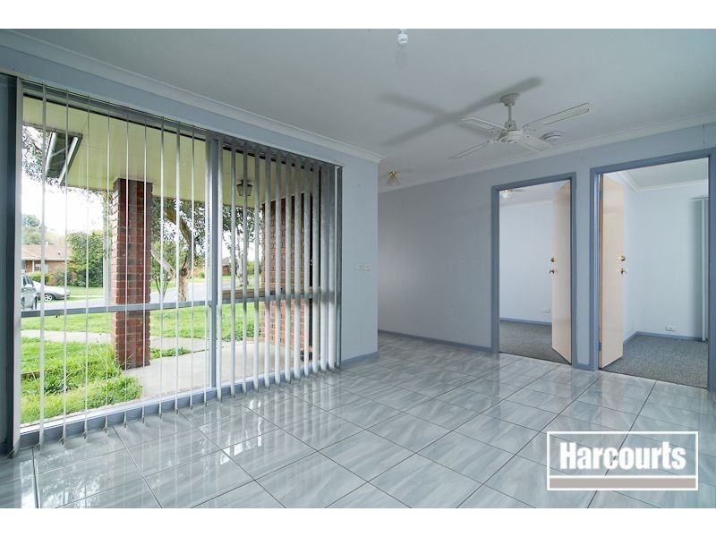 17 Caroline Crescent, Cranbourne West VIC 3977