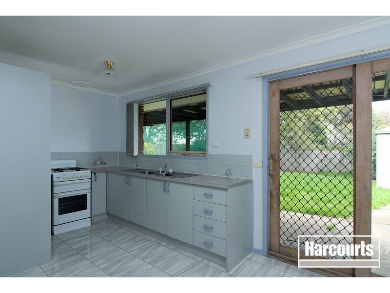 17 Caroline Crescent, Cranbourne West VIC 3977