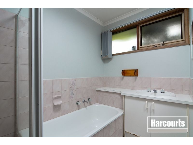 17 Caroline Crescent, Cranbourne West VIC 3977