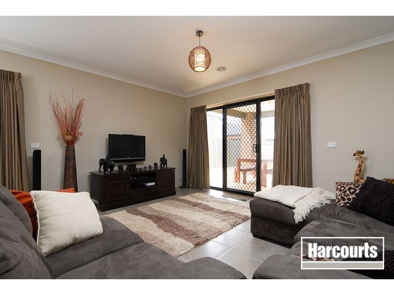 16 Sagan Drive, Cranbourne North VIC 3977