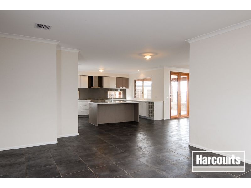 7 Olivebank Crescent, Cranbourne North VIC 3977