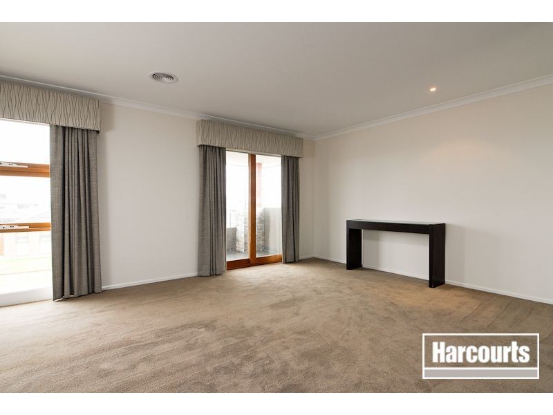 7 Olivebank Crescent, Cranbourne North VIC 3977