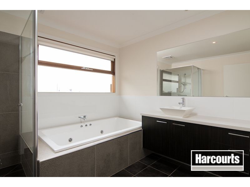 7 Olivebank Crescent, Cranbourne North VIC 3977